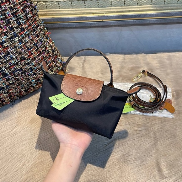 Meet the Posher Handbags - Longchamp crossbody bag
Size: 17*10 cm
